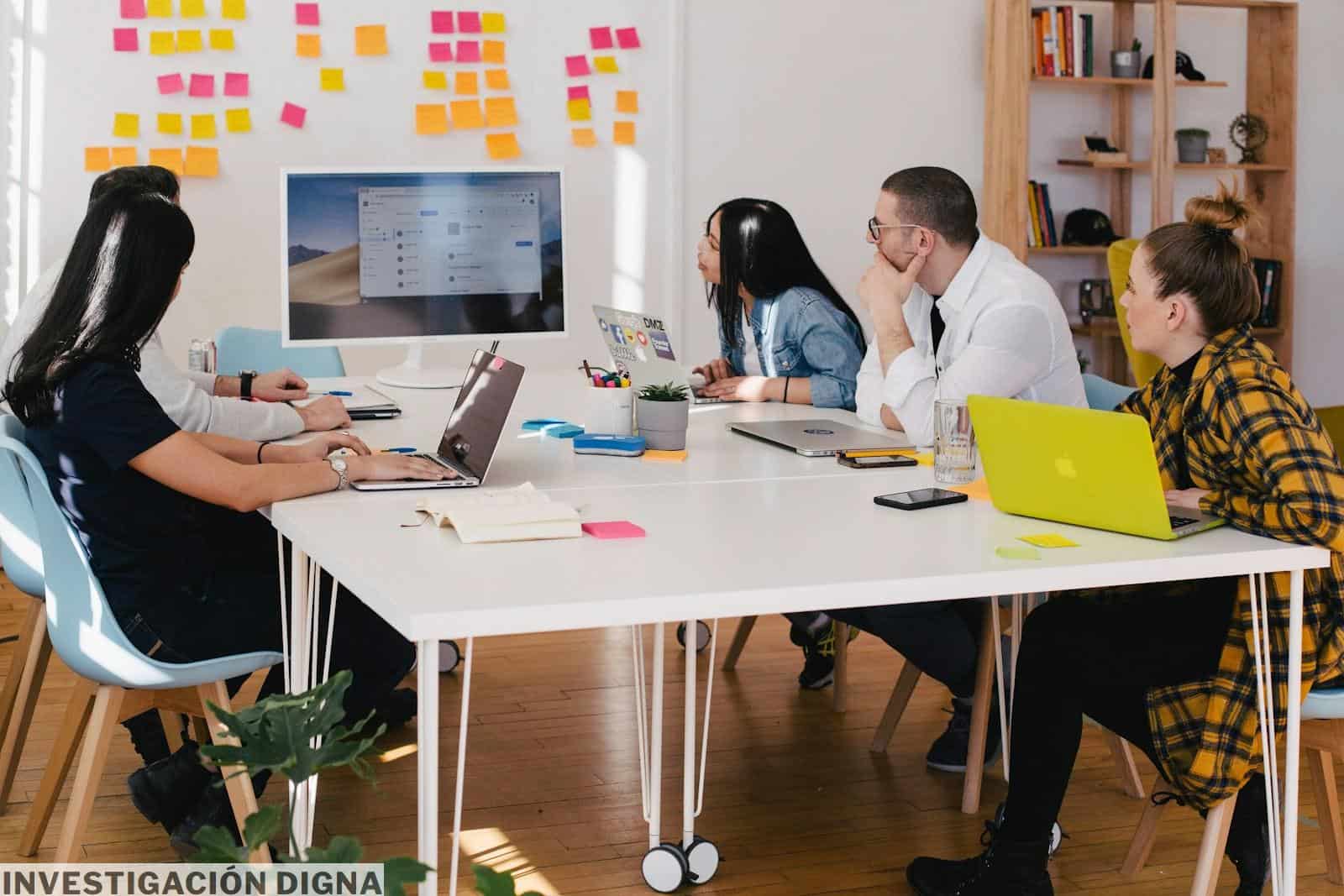 personas en una mesa mirando una presentacion equipo empresa