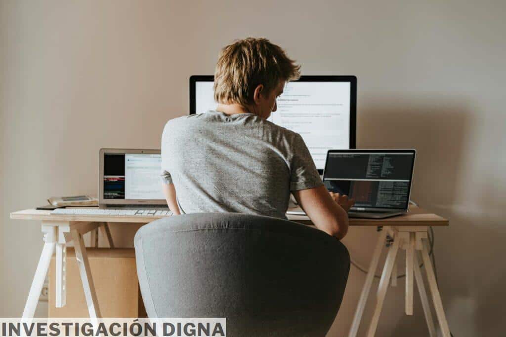 Análisis de investigación y programación en varios dispositivos en un entorno de oficina moderna.