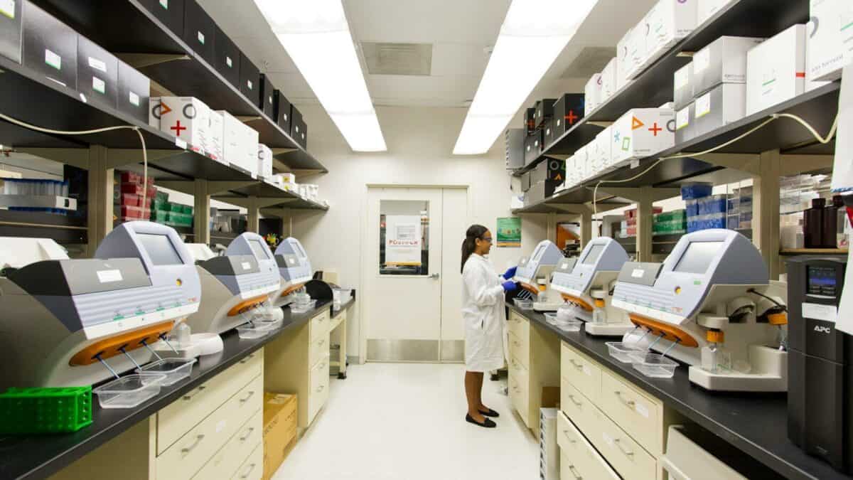 Mesa de laboratorio con material de investigación, donde se aplica el método científico