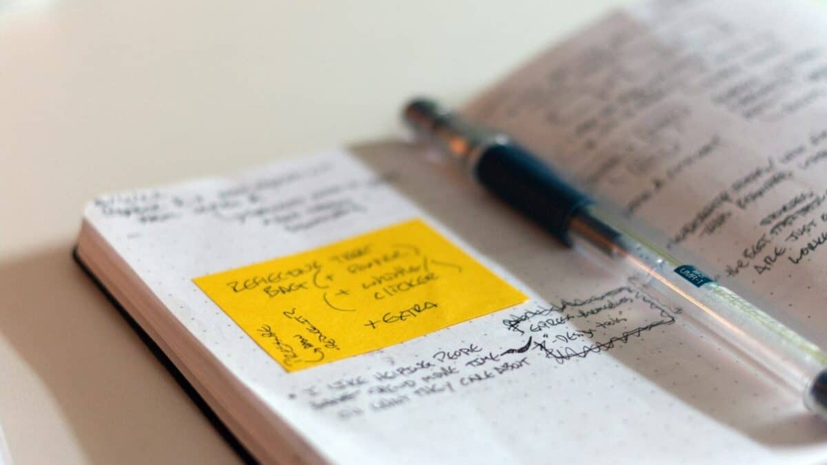 Cuaderno con notas y marcadores de colores, como los que se usan para analizar entrevistas en una investigación cualitativa